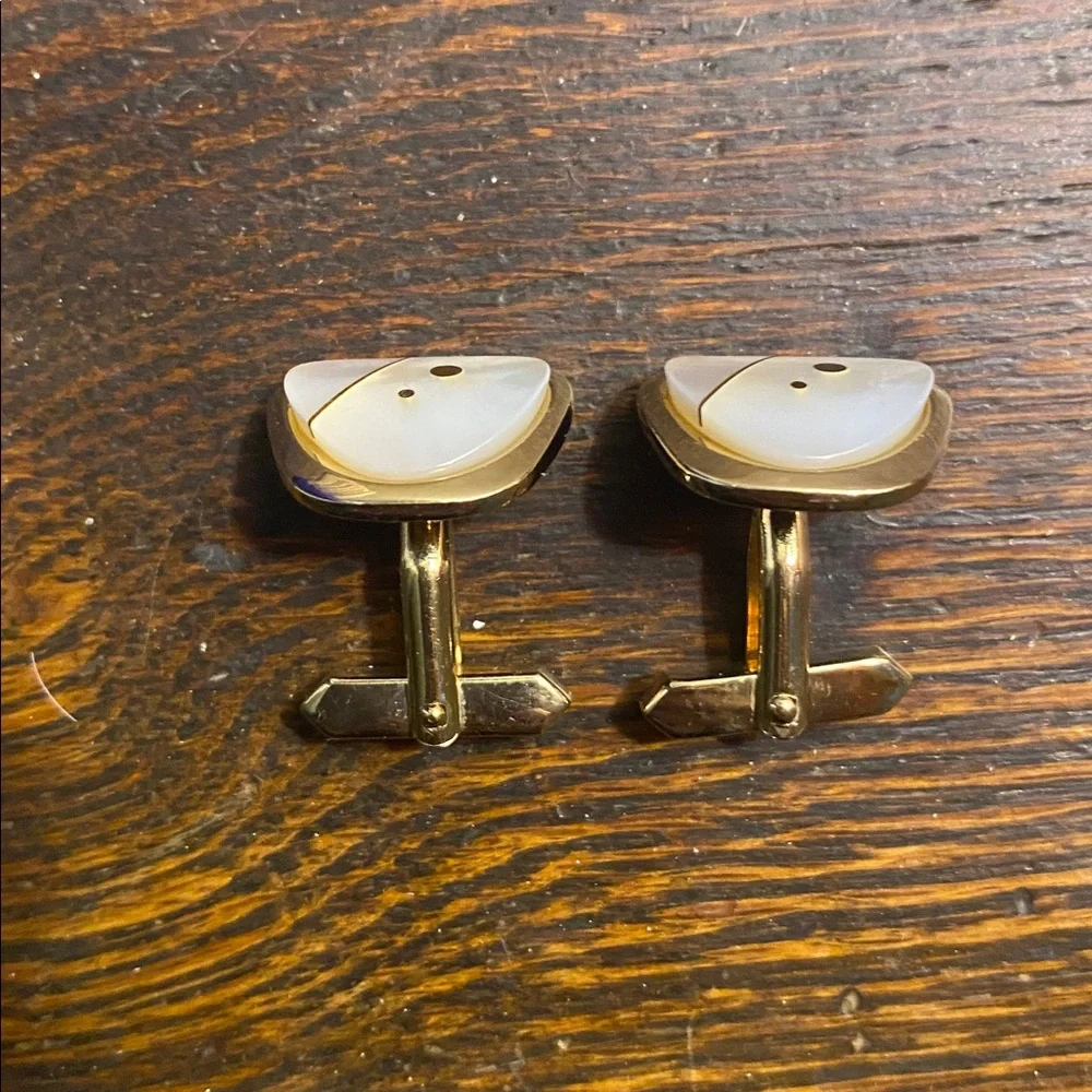 Vintage Swank Accessories gold tone white mother of pearl cuff links unisex